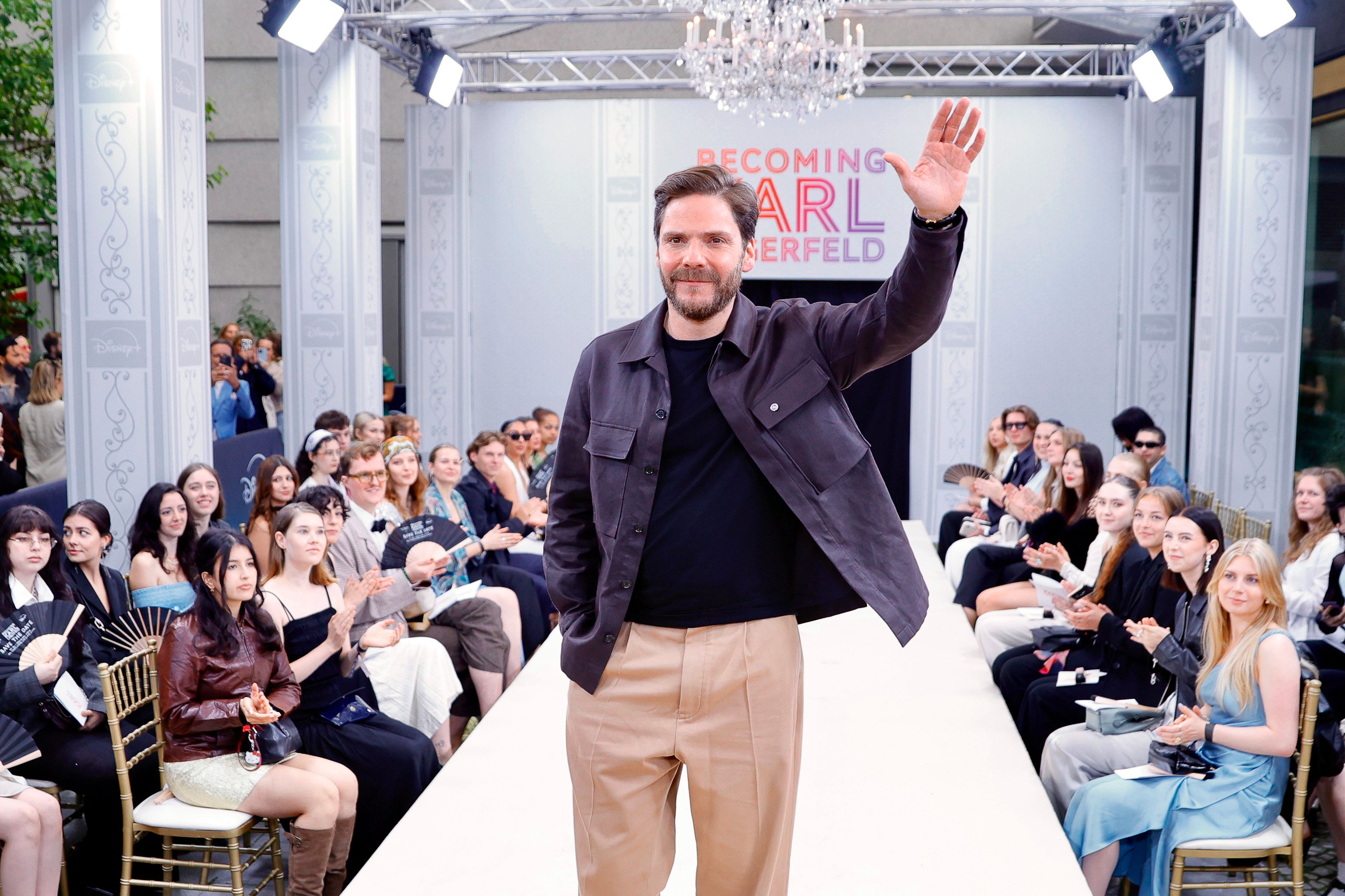 Image - Daniel Brühl: Oh Gott, Karl Lagerfeld hat ihm die Stimme geraubt!