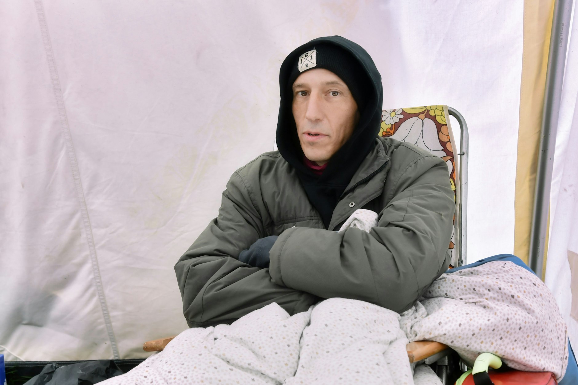 Klimaaktivist Wolfgang Metzeler-Kick sitzt in Decken eingehüllt in einem Zelt im Hungerstreik-Camp im Invalidenpark. Seit mehr als 80 Tagen ist er im Hungerstreik. Mit der Aktion fordert  er Bundeskanzler Scholz auf, in einer Regierungserklärung „ehrlich auszusprechen“, wie bedrohlich die Klimakatastrophe sei und dass ein Umsteuern nötig sei.&nbsp;