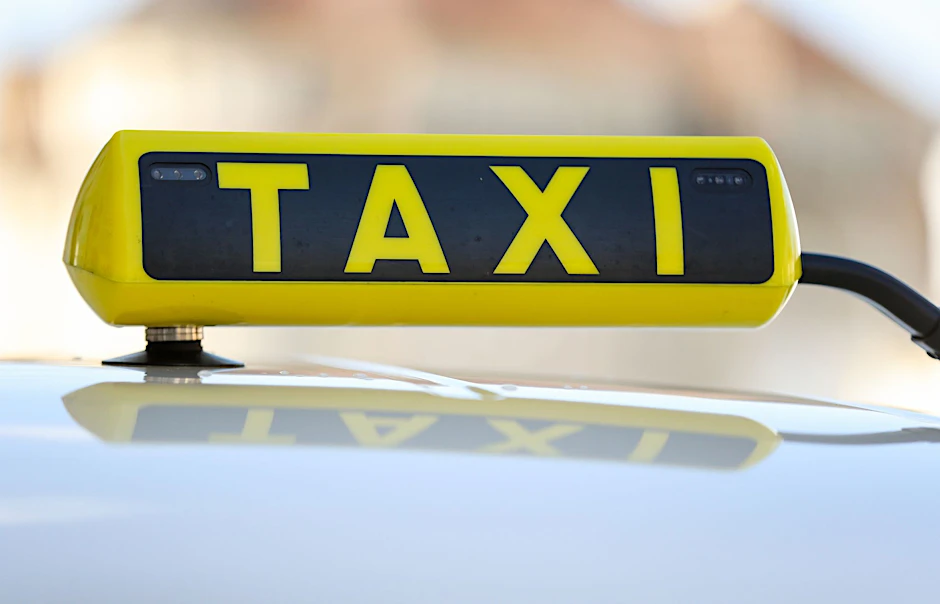 ARCHIV - Ein Taxischild an einem Taxi.  ymbolbild
