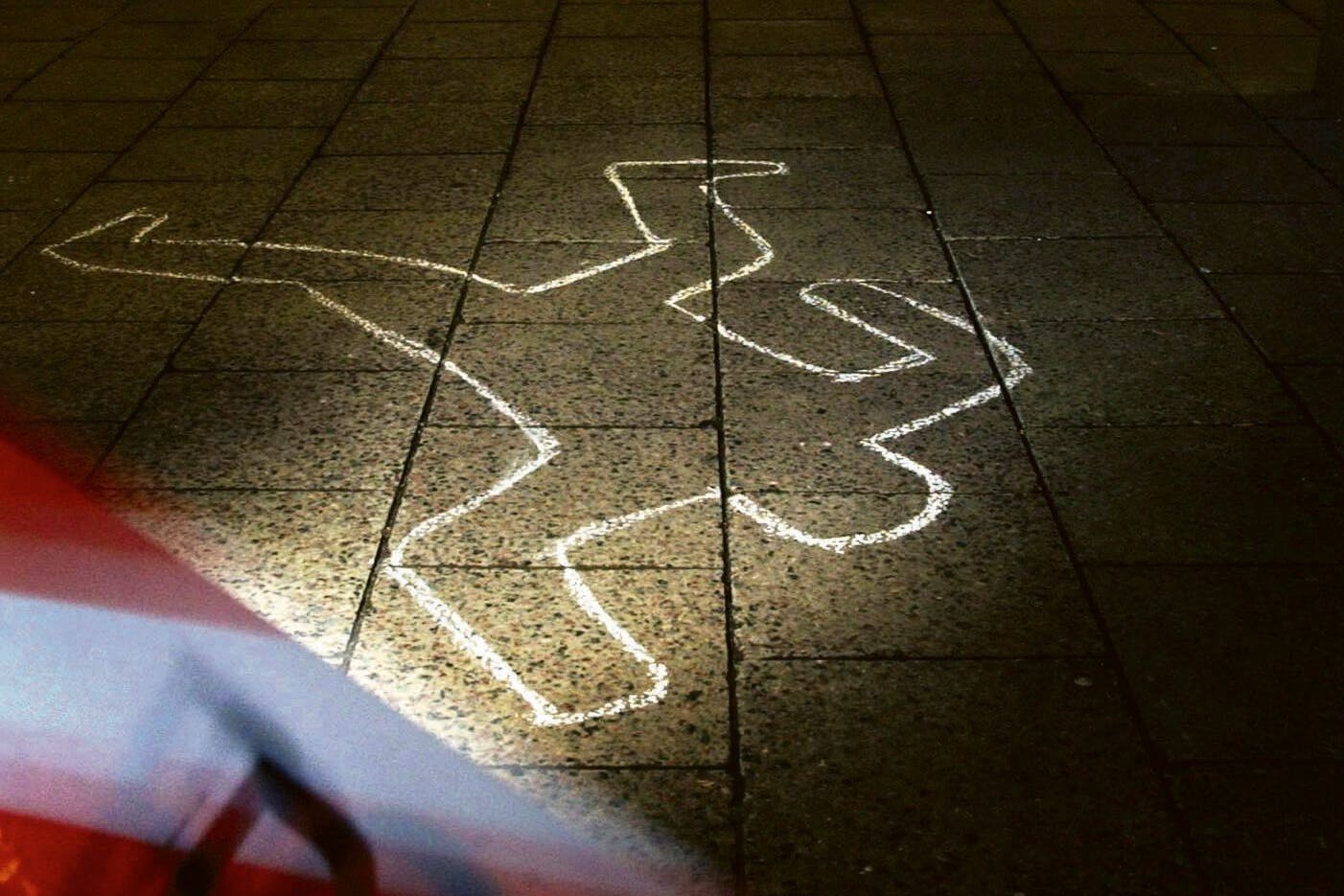 Blick auf einen Tatort in Berlin-Mitte: Die Polizei hat die Liegeposition eines Toten markiert.