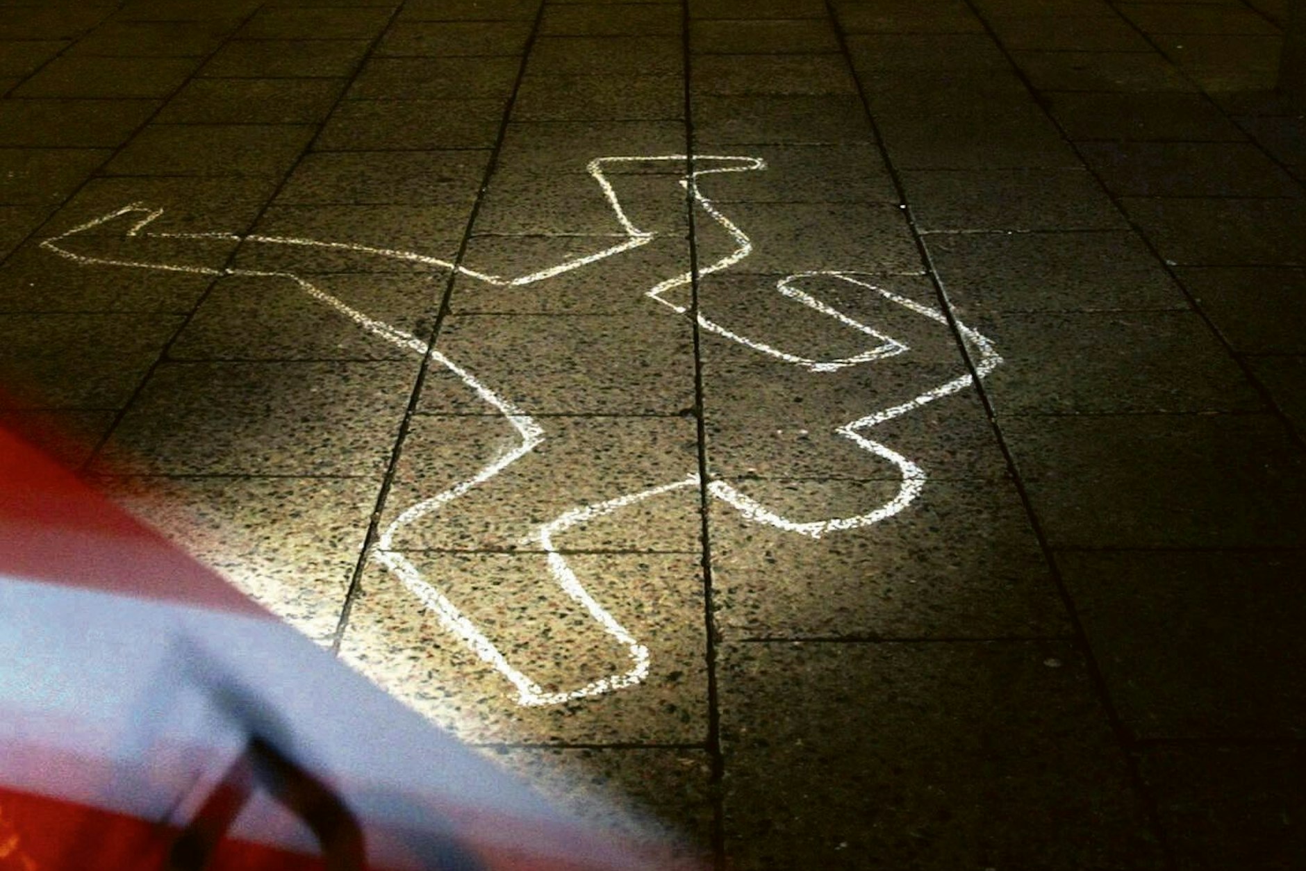 Blick auf einen Tatort in Berlin-Mitte: Die Polizei hat die Liegeposition eines Toten markiert.