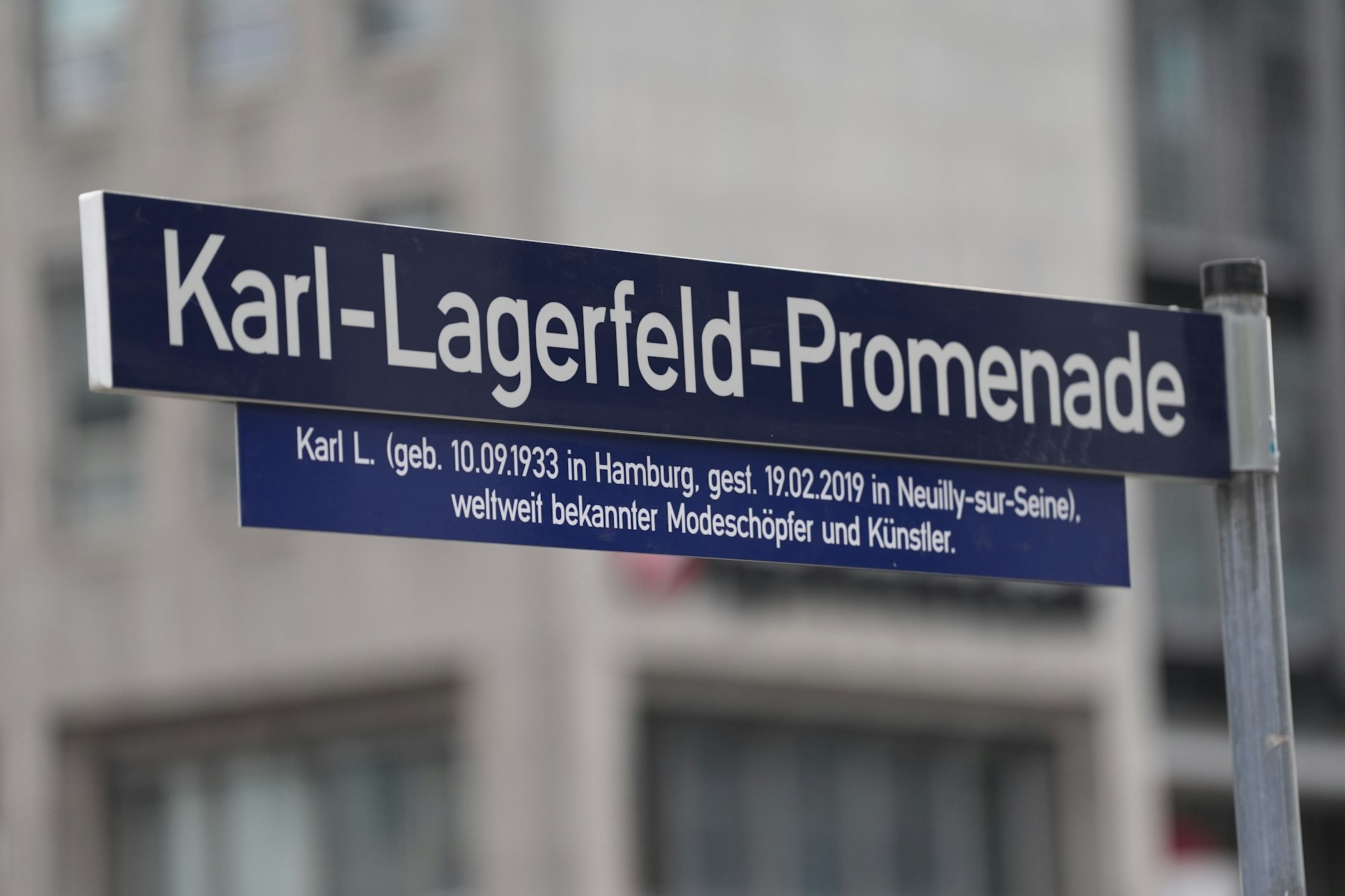 Hier entlang: Kurz vor dem Berliner Event wurde in Hamburg die Karl-Lagerfeld-Promenade eingeweiht.