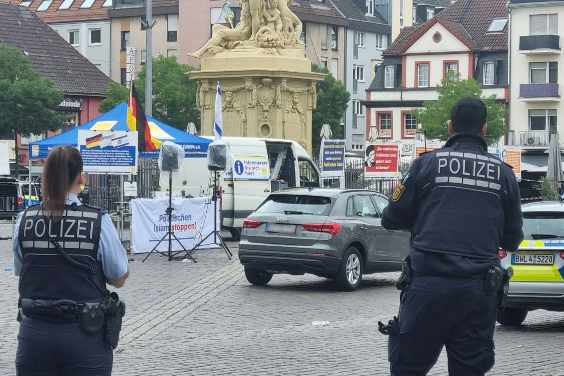 Einsatzkräfte der Polizei sind bei einem Vorfall auf dem Mannheimer Marktplatz im Einsatz. 