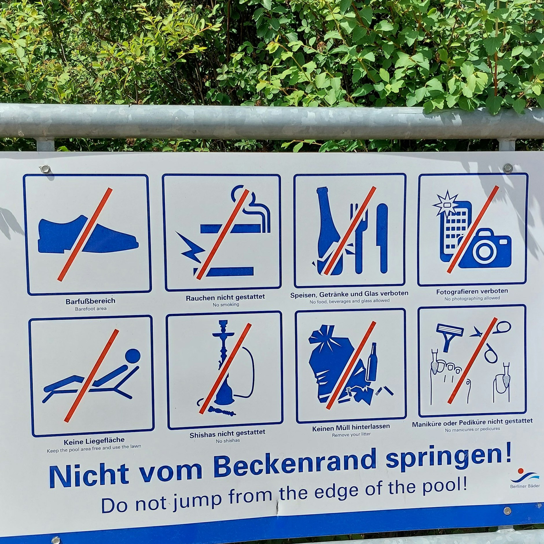 Was rund um die Schwimm- und das Planschbecken verboten ist: Schuhe anbehalten, Rauchen, Speisen und Getränke mitbringen, Fotografieren, Liegen am Becken, Wasserpfeifen, Müll hinterlassen sowie jegliche Art von Nagelpflege.&nbsp; &nbsp;
