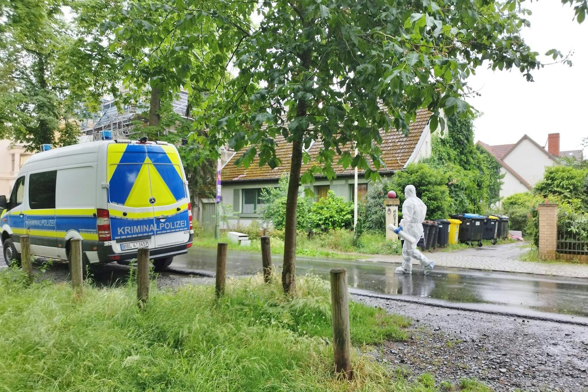 Polizisten am Tatort in Potsdam im Einsatz. 