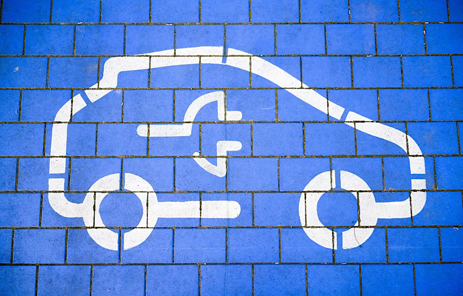 ARCHIV - Symbole markieren Ladeplätze an Schnellladesäulen für Elektroautos in der Region Hannover.  