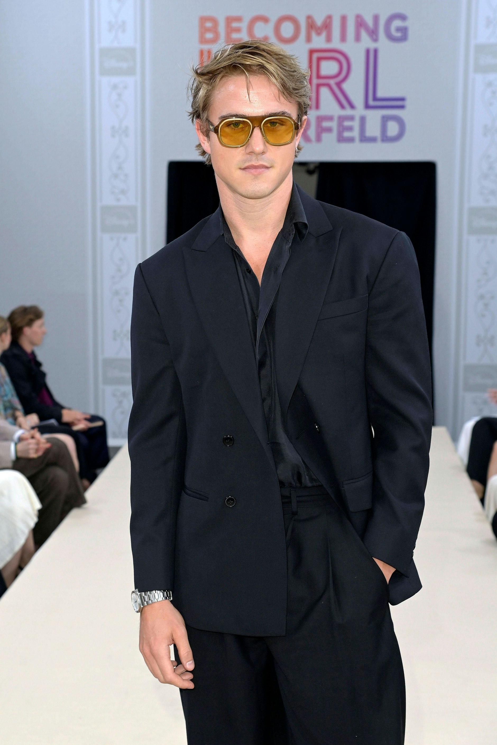 <strong>TOP:</strong> Mehr als 500.000 Menschen folgen <strong>Hendrik Giesler</strong> auf Instagram, was unter Umständen auch mit den vielen eindrucksvollen Waschbrettbauch-Bildern zu tun haben dürfte, die der fachkundige Influencer regelmäßig veröffentlicht. Dabei ist Giesler gerade auch komplett bekleidet schön anzusehen! Weil der Berliner über ein feines Stilgefühl verfügt nämlich; zum gestrigen Abend etwa griff er zielsicher zu einem schlichten schwarzen Jackett, einer weiten Hose derselben Nichtfarbe und einem hübsch nass glänzenden Seidenhemd. Als Highlight noch eine gelb eingefärbte Statement-<a href="https://www.berliner-zeitung.de/stil-individualitaet/sonnenbrillentrends-2024-herzfoermig-kantig-rund-welche-passt-zu-welcher-gesichtsform-li.2205001">Sonnenbrille</a> auf die beachtlich gerade Nase – fertig ist der kompetente Premierenlook. Finden wir gut – auch ganz ohne neckischen Bauchmuskel-Blitzer!