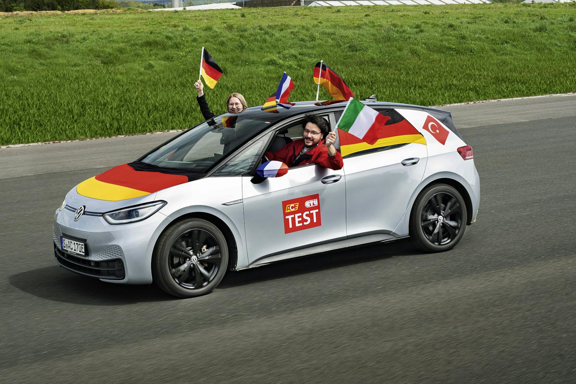 Zur EM will man gerne Flagge zeigen, aber auf die Sicherheit muss geachtet werden.