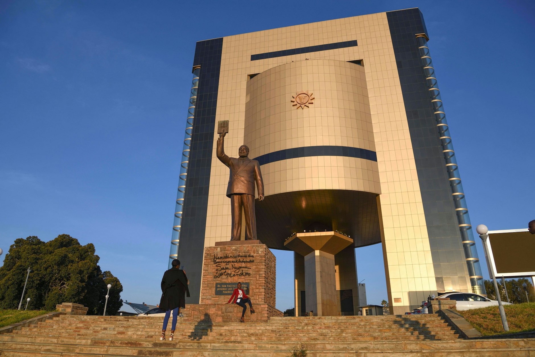 Das Independence Memorial Museum in Windhoek samt Statue von Sam Nujoma, erster Präsident der Republik Namibia.