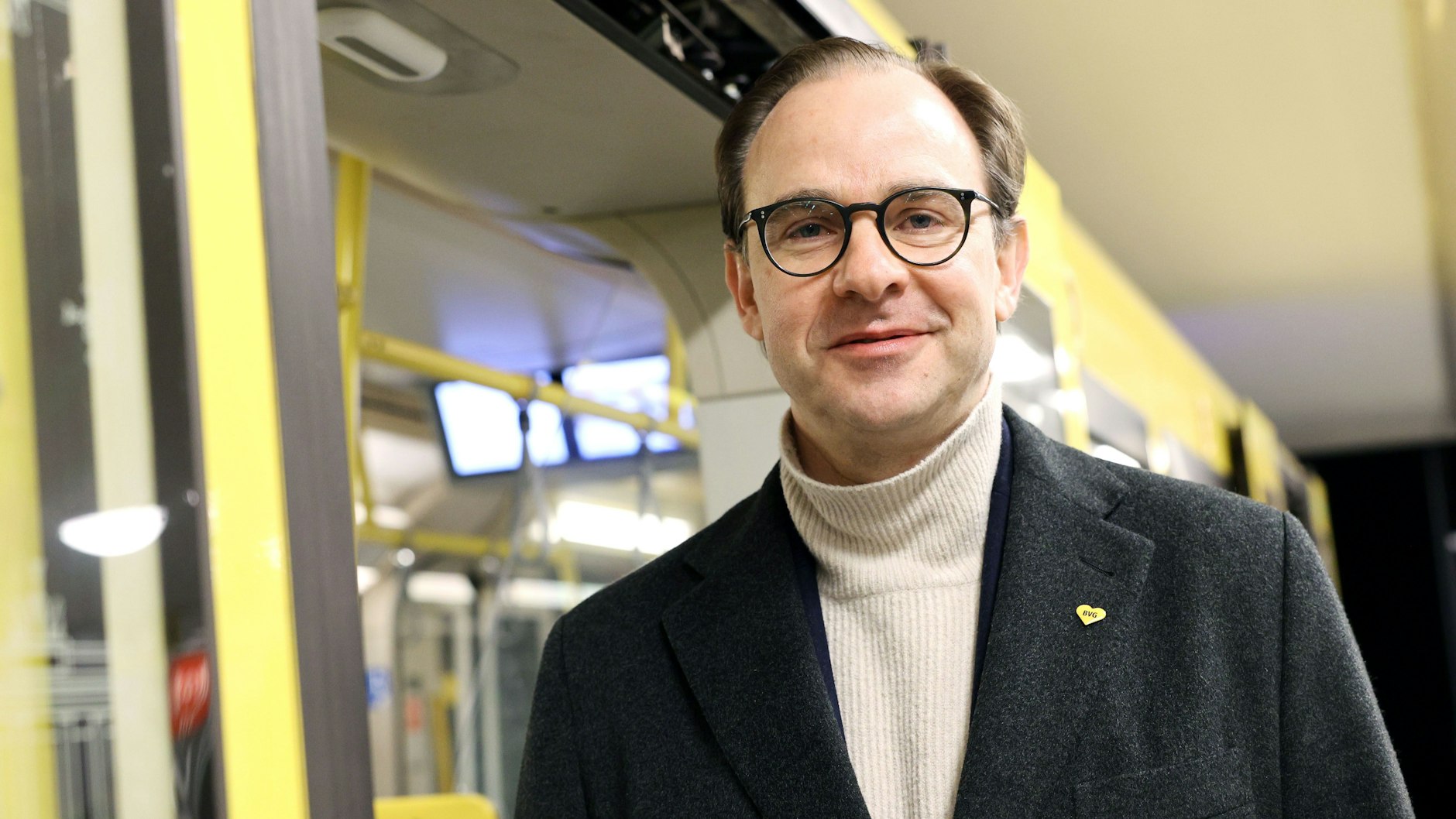 &nbsp;BVG-Chef Henrik Falk freut sich ausnahmsweise über einen langsam fahrenden Bus beim Berliner CSD 2024.&nbsp;