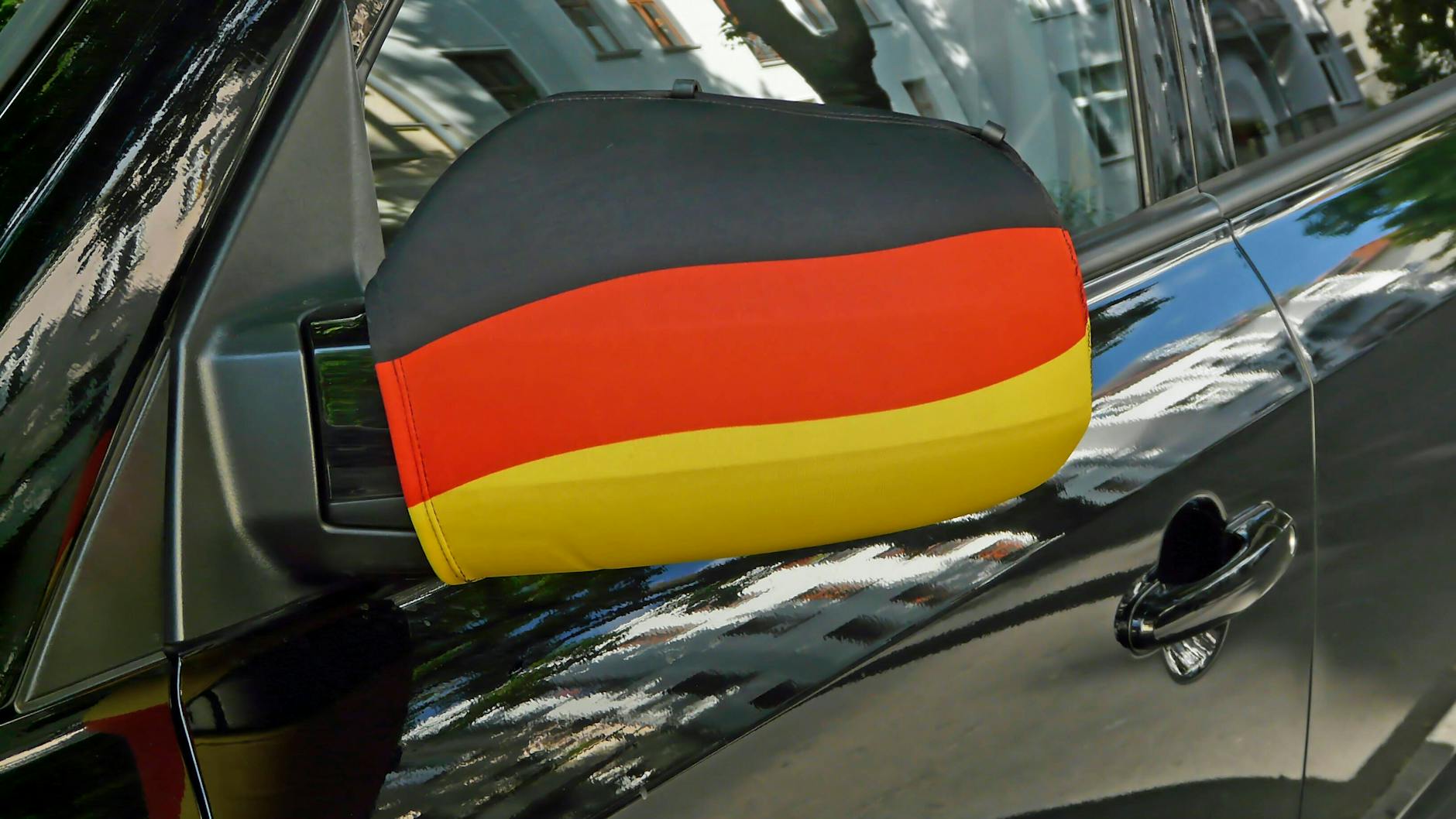 „Socken“ über Autospiegeln können leicht verrutschen und stellen deswegen eine Sicherheitsgefahr dar.
