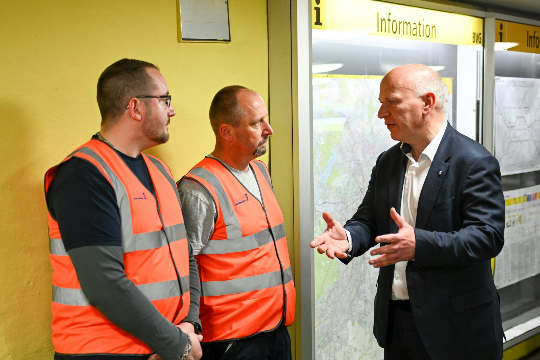 Kai Wegner (r., CDU), Regierender Bürgermeister, spricht bei der Vorstellung einer Bilanz nach drei Monaten des Pilotprojekts „Reinigungsstreife“ auf der U-Bahn-Line 8 mit Reinigungskräften.&nbsp; &nbsp;