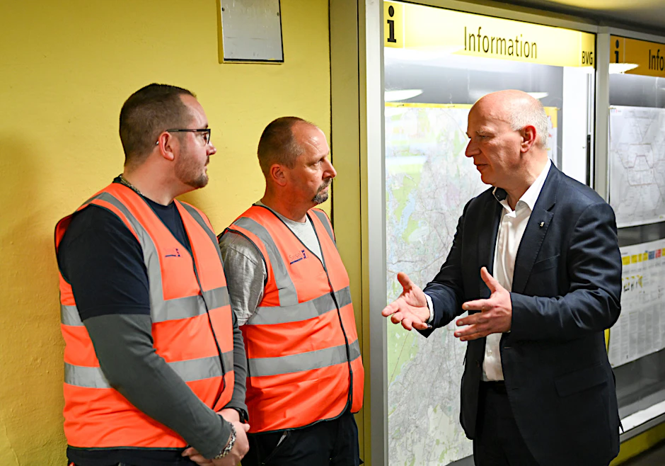 Kai Wegner (r., CDU), Regierender Bürgermeister, spricht bei der Vorstellung einer Bilanz nach drei Monaten des Pilotprojekts „Reinigungsstreife“ auf der U-Bahn-Line 8 mit Reinigungskräften.&nbsp; &nbsp;