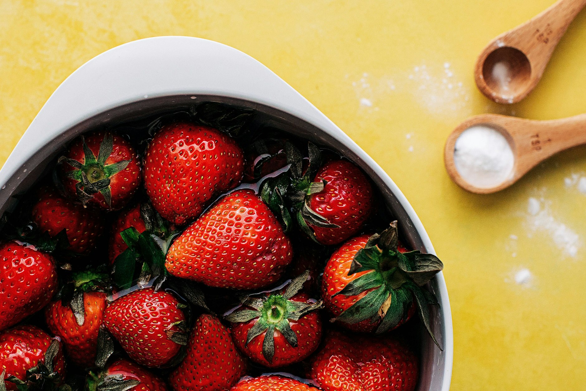 Mit einer Mischung aus Wasser und Natron werden die ERdbeeren viel sauberer.