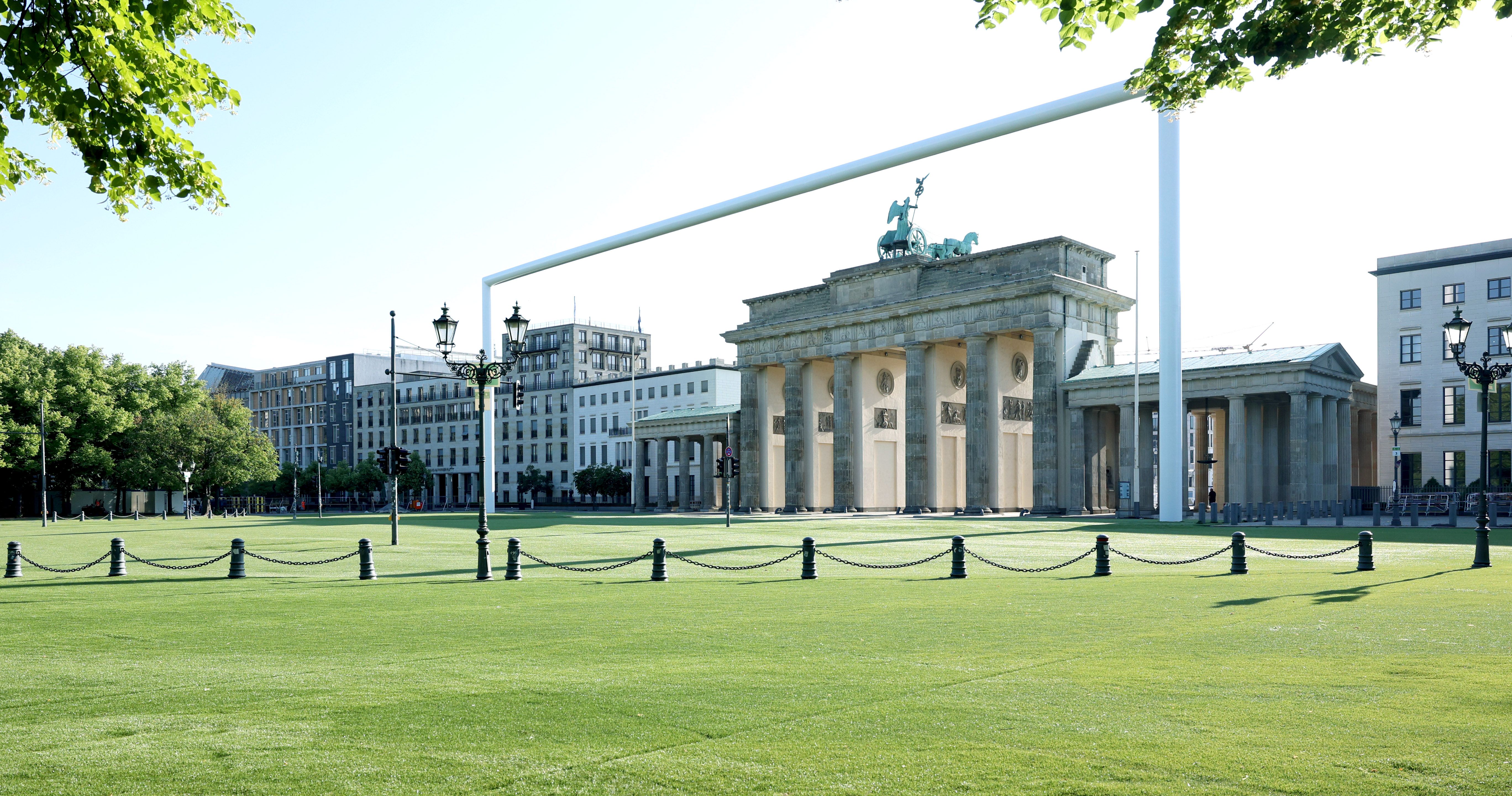 Berlin: Fanzone für die EM fertiggestellt, temporäres Stadion am Reichstag im Bau