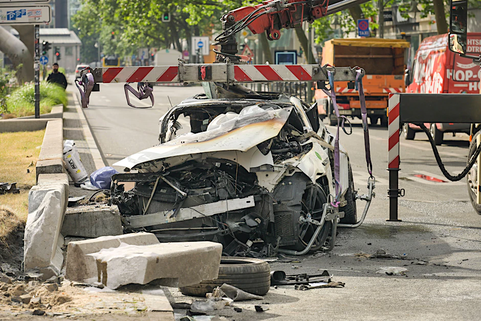 Das Unfallauto am Berliner Tauentzien. Ein Mann ist nach dem Unfall im Krankenhaus verstorben.