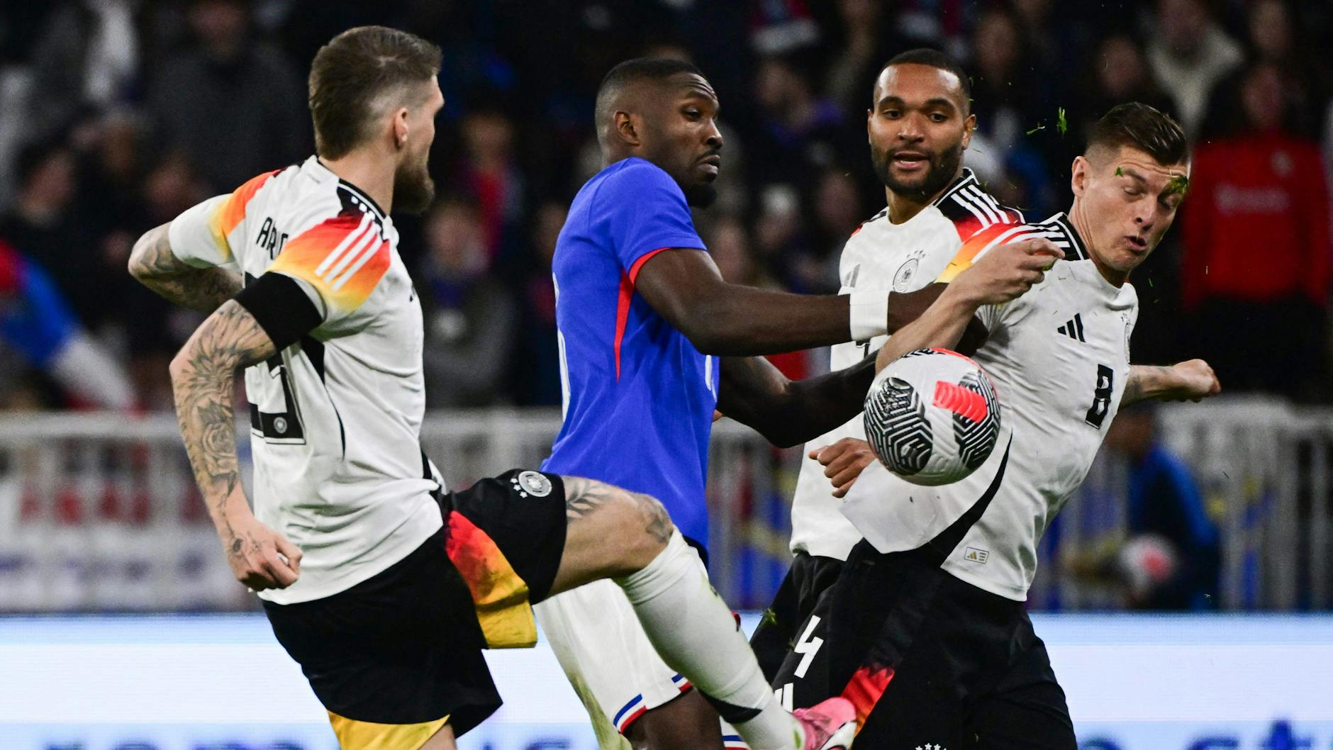 Verstehen sich beim Test-Länderspiel in Frankreich im Mittelfeld auf Anhieb: Robert Andrich (l.) und Toni Kroos (r.).