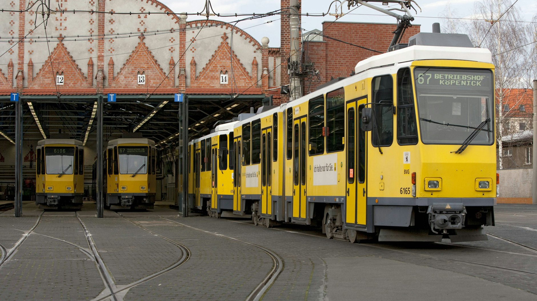 Modernisierte Tatra-Bahnen der Reihe KT4D in und vor der historischen Halle auf dem Straßenbahn-Betriebshof Köpenick.&nbsp;