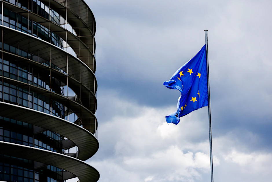 Die Flagge der Europäischen Union weht vor dem Gebäude des Europäischen Parlaments in Straßburg im Wind. 