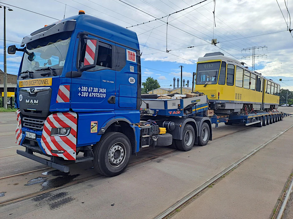 Abtransport einer Tatra-Bahn vom BVG-Betriebshof. Zwölf solcher Züge sollen aus Berlin in die ukrainische Stadt Lwiw gebracht werden.