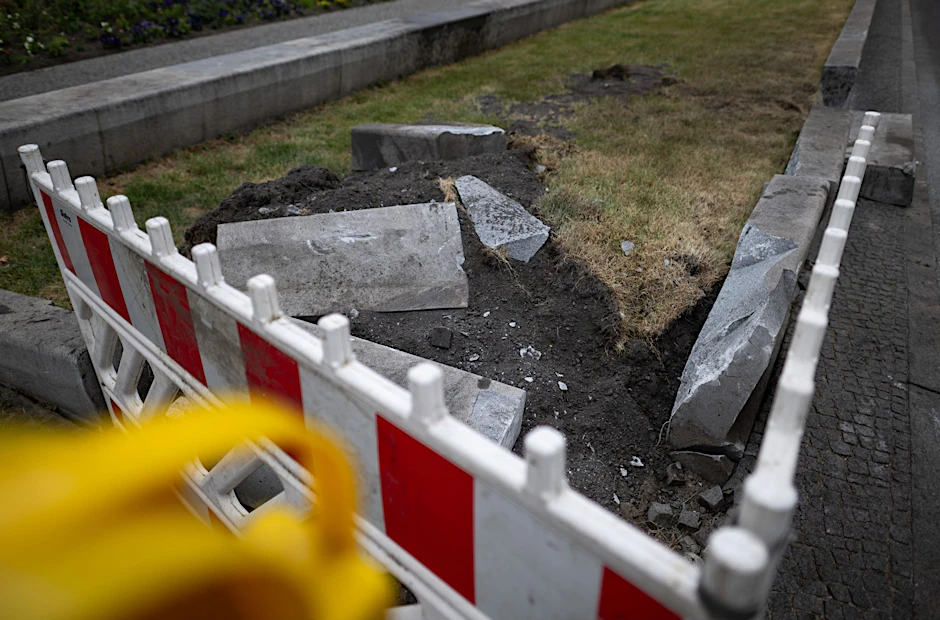 ARCHIV - Die Unfallstelle auf der Tauentzienstraße, an der in der Nacht von Dienstag auf Mittwoch ein Auto gegen eine Betonmauer gefahren ist.  