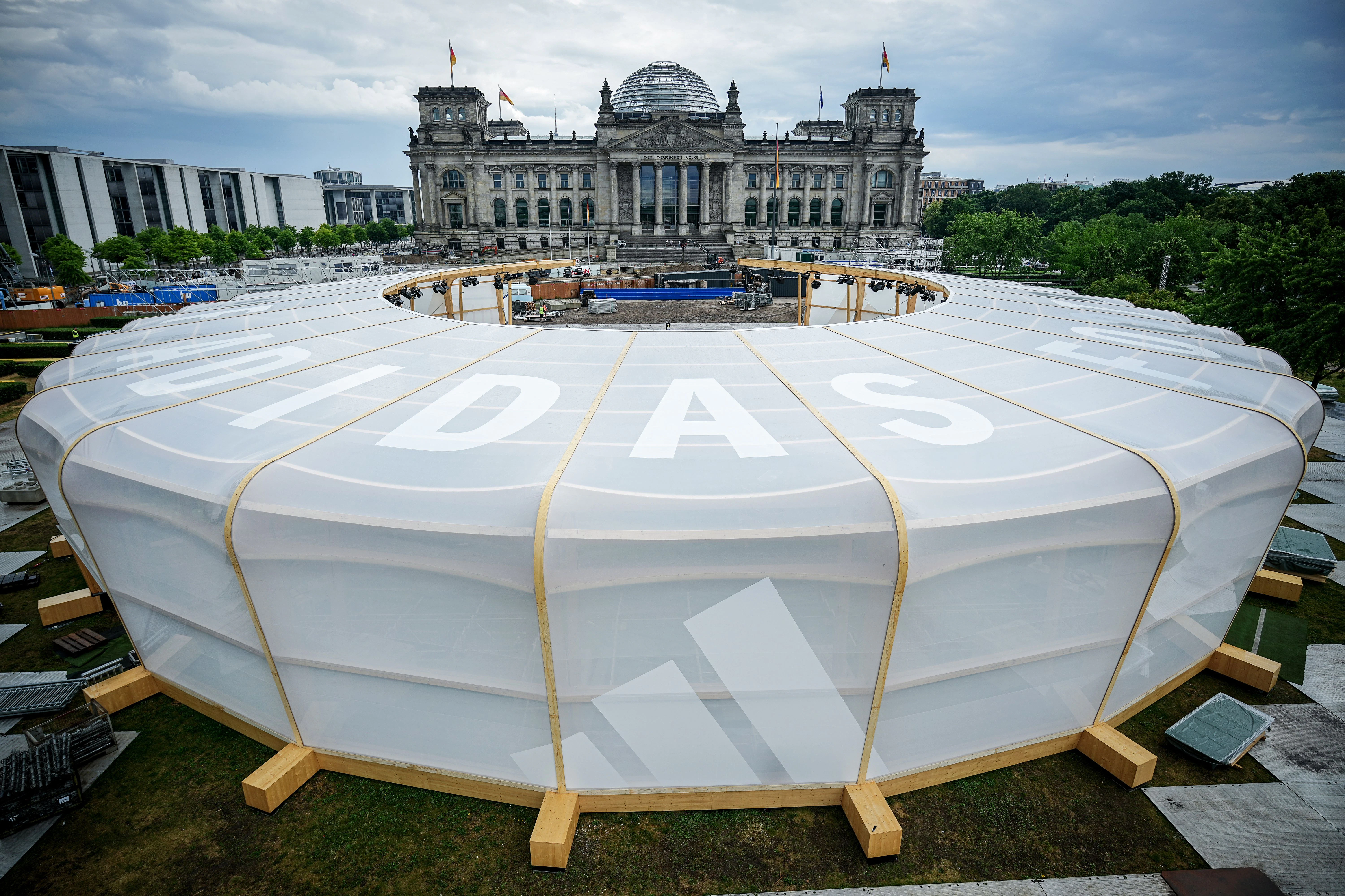 Auf der Wiese vor dem Reichstagsgebäude wird eine Arena aufgebaut.