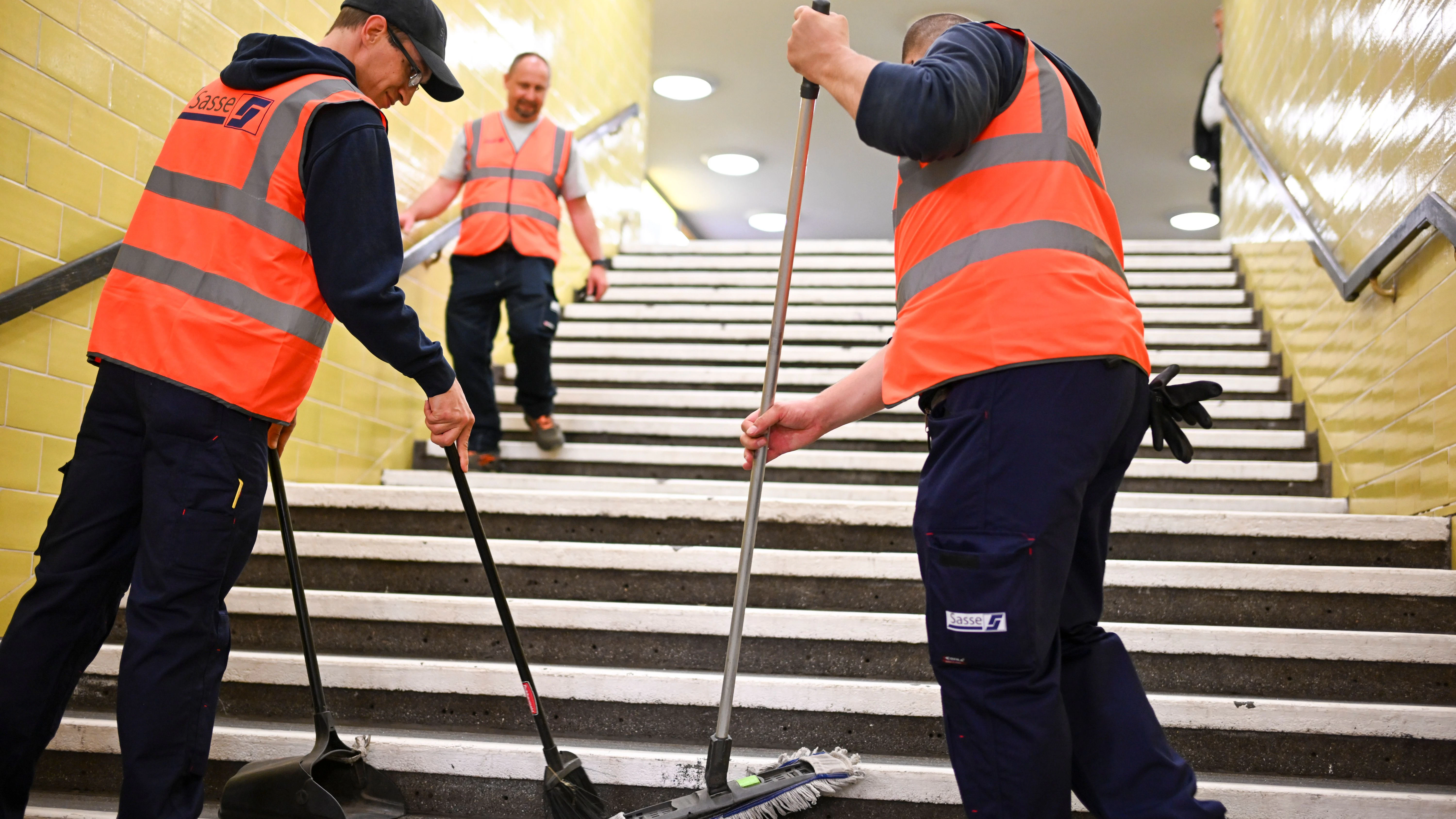 Reinigungskräfte arbeiten auf einer Treppe in der U-Bahn-Line 8.&nbsp;