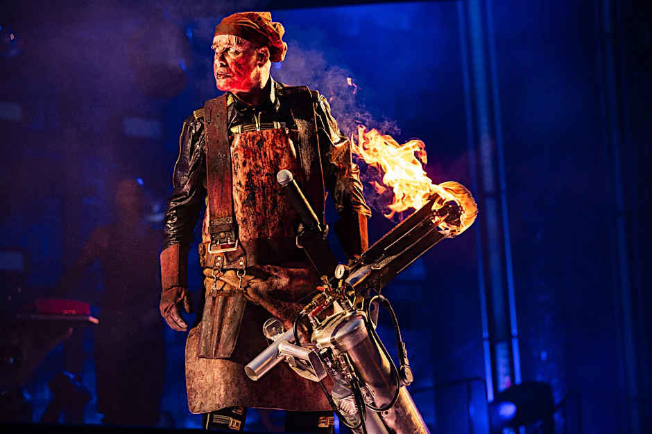 Till Lindemann beim Konzert von Rammstein auf der Bühne - zu „Mein Teil“ schwingt er den Flammenwerfer.
