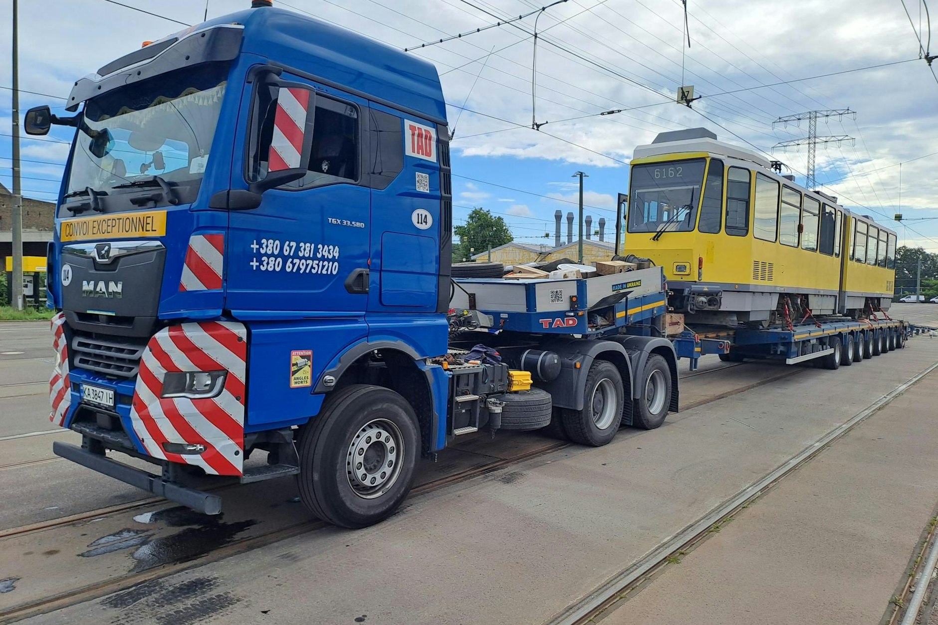 Eine der zwölf gespendeten Tatra-Bahnen wird für den Transport verladen. 