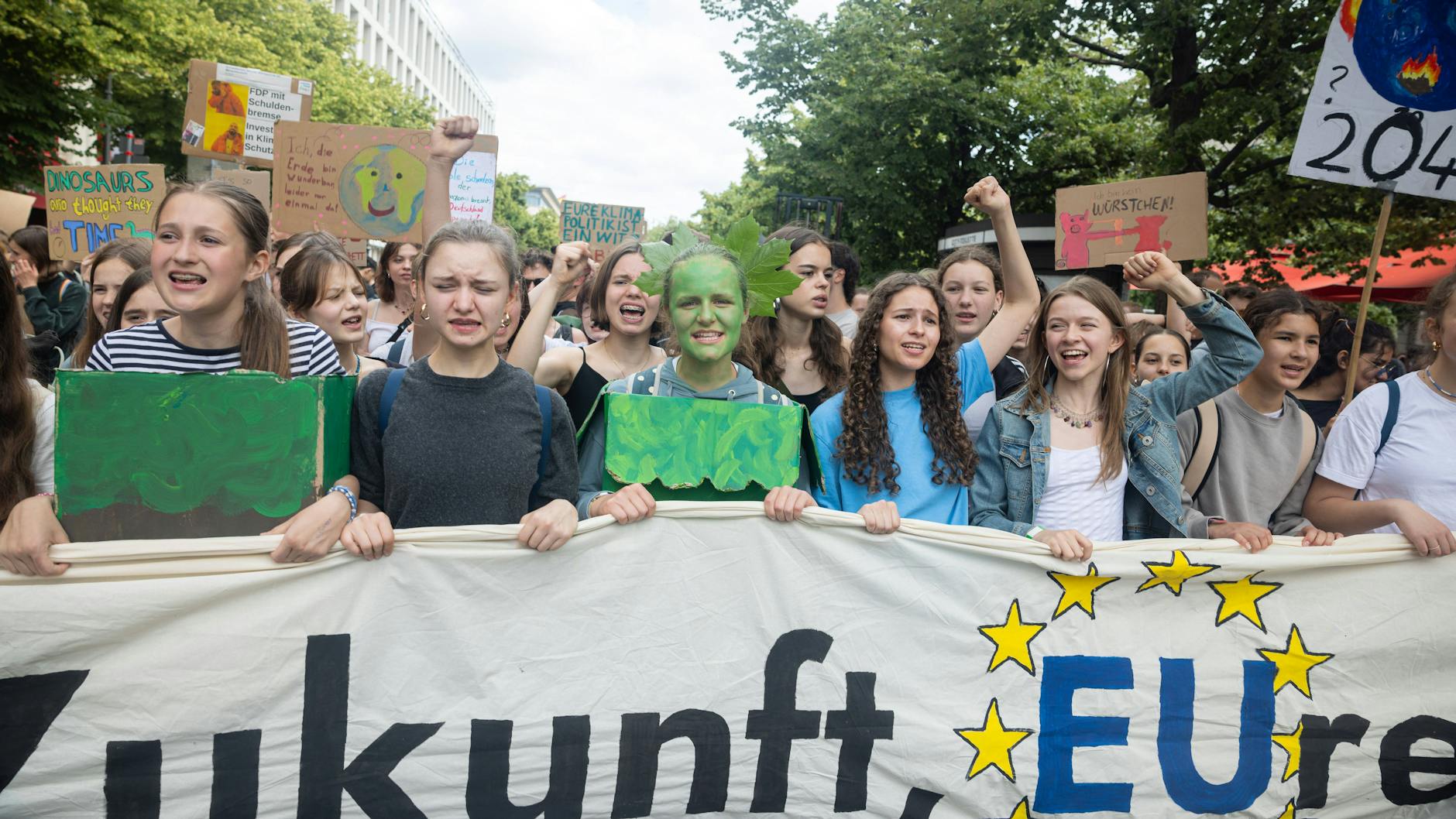 Junge Menschen demonstrieren für eine demokratische Zukunft, die drängende ökologische Probleme angeht. 