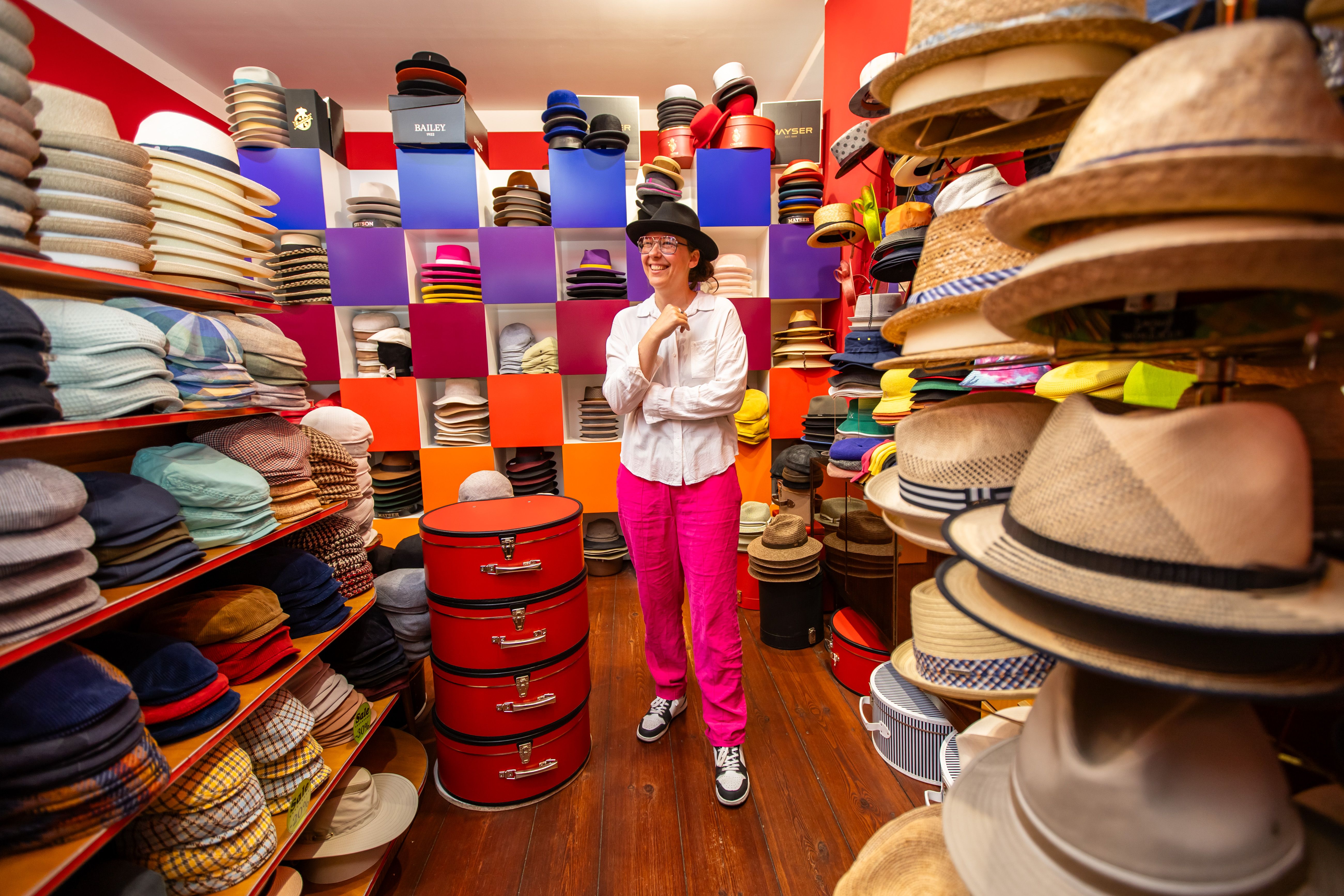 Kreuzberg: Im „Save the Cake“ gibt es Hüte für jede Gesichtsform