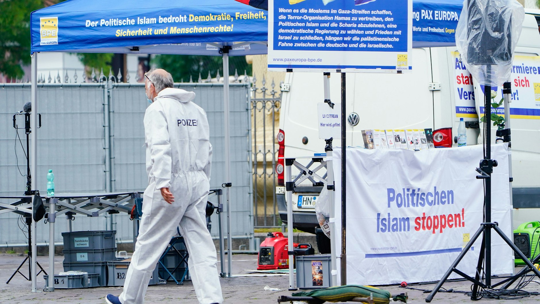Ein Mitarbeiter der Spurensicherung auf dem Marktplatz. Bei einem Einsatz auf dem Mannheimer Marktplatz hat die Polizei einen Angreifer niedergeschossen.&nbsp;