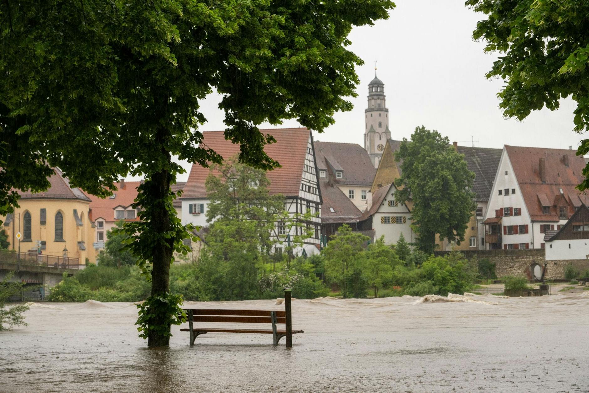 Im bayerischen Lauingen ist die Donau über die Ufer getreten.