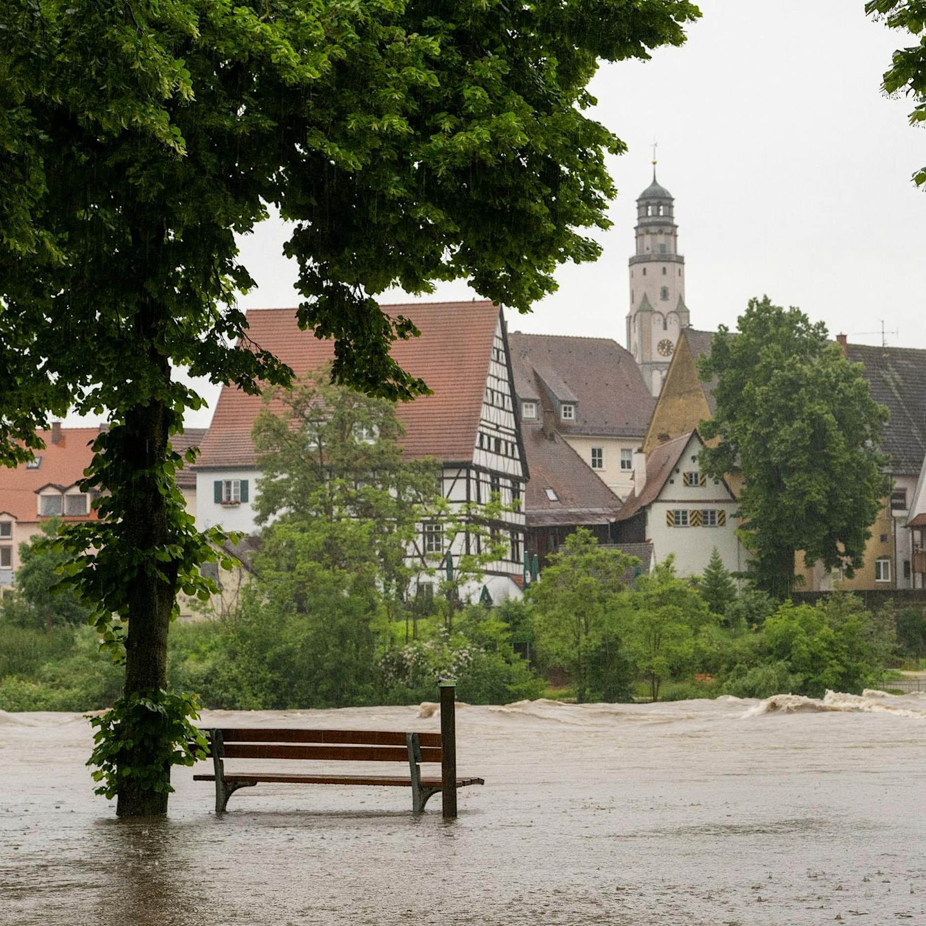 Gewitter, Starkregen, Jahrhunderthochwasser: Unwetter-Warnung für mehrere Bundesländer