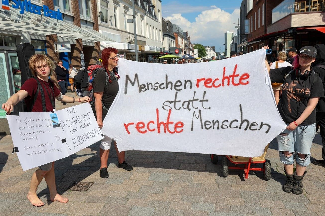 Punks rollen am Samstag auf Sylt ihre Protest-Transparente aus.
