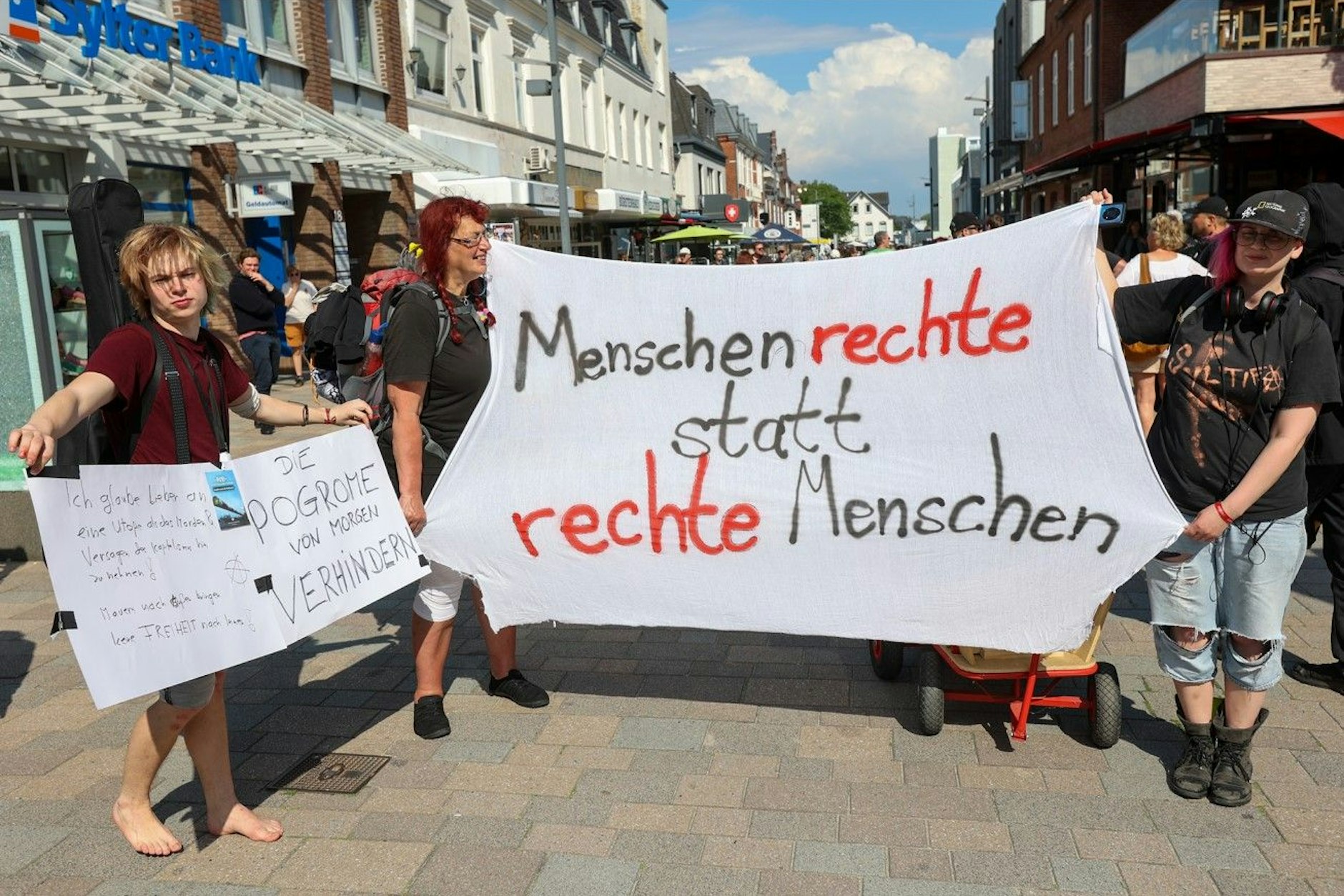 Punks rollen am Samstag auf Sylt ihre Protest-Transparente aus.