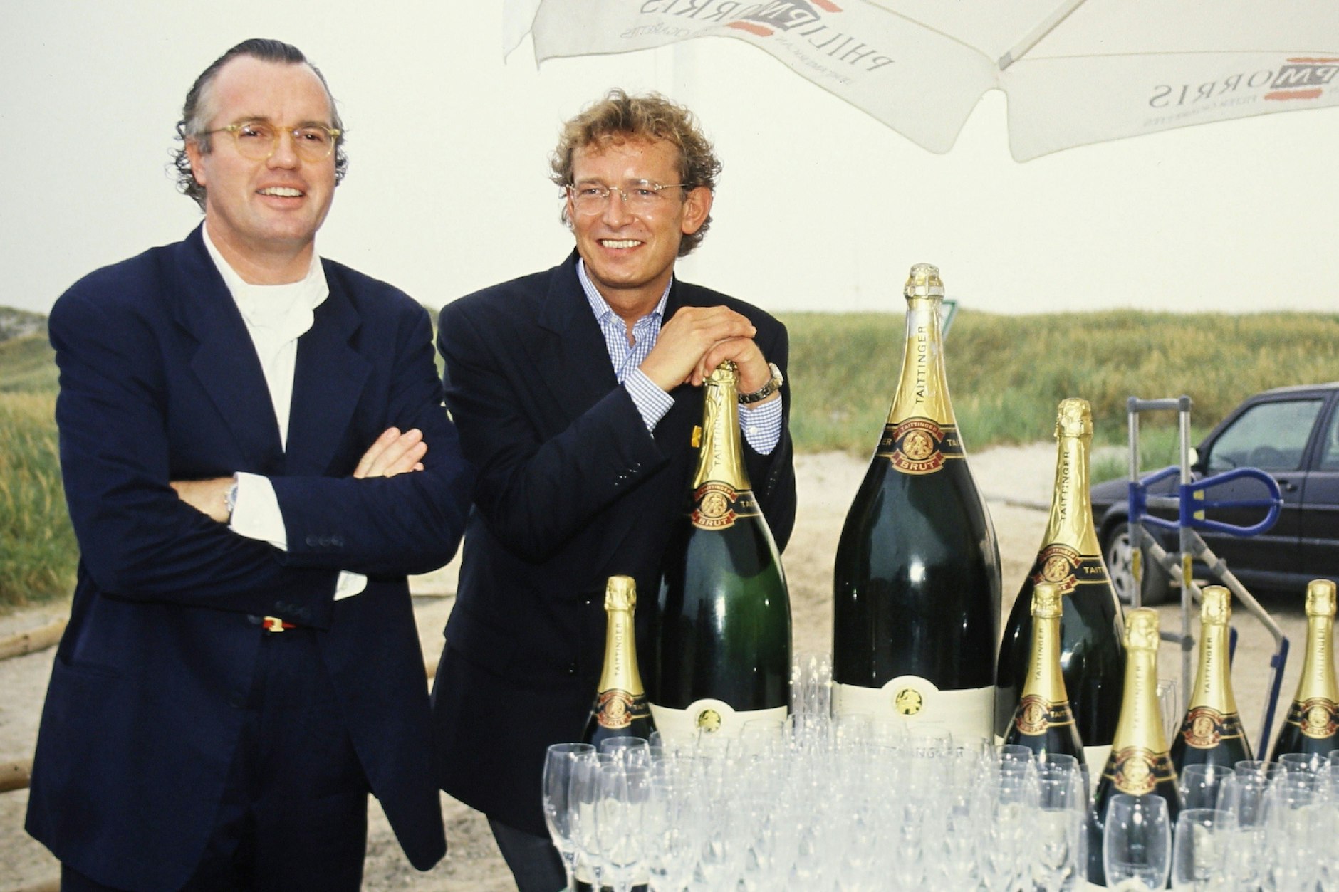 Damals war die Welt auf Sylt noch in Ordnung: Der Promi-Friseur Gerhard Meir (re.) und der Unternehmer Reimer Claussen Ende der 90er-Jahre am Champagner-Buffet.