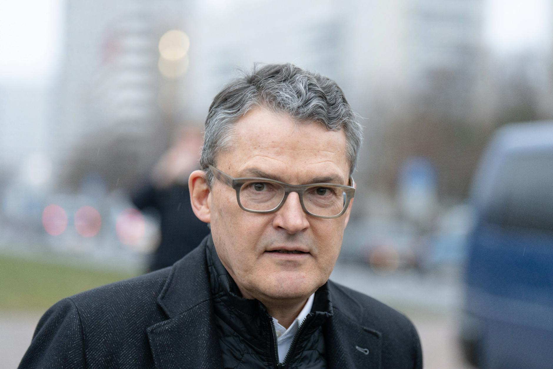 Der CDU-Politiker Roderich Kiesewetter wurde als Kriegstreiber beschimpft und attackiert.