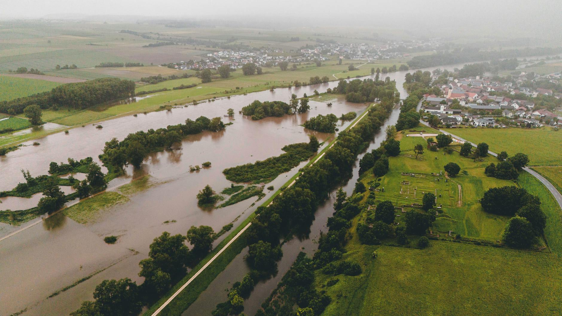 Bei Neustadt an der Donau im Landkreis Kelheim ist der Strom über die Ufer getreten. Das Hochwasser hat hier Wege und Straßen überflutet.