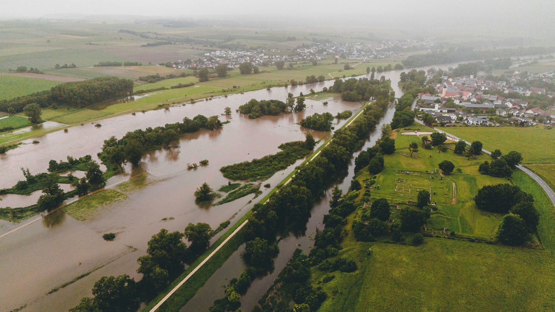 Bei Neustadt an der Donau im Landkreis Kelheim ist der Strom über die Ufer getreten. Das Hochwasser hat hier Wege und Straßen überflutet.