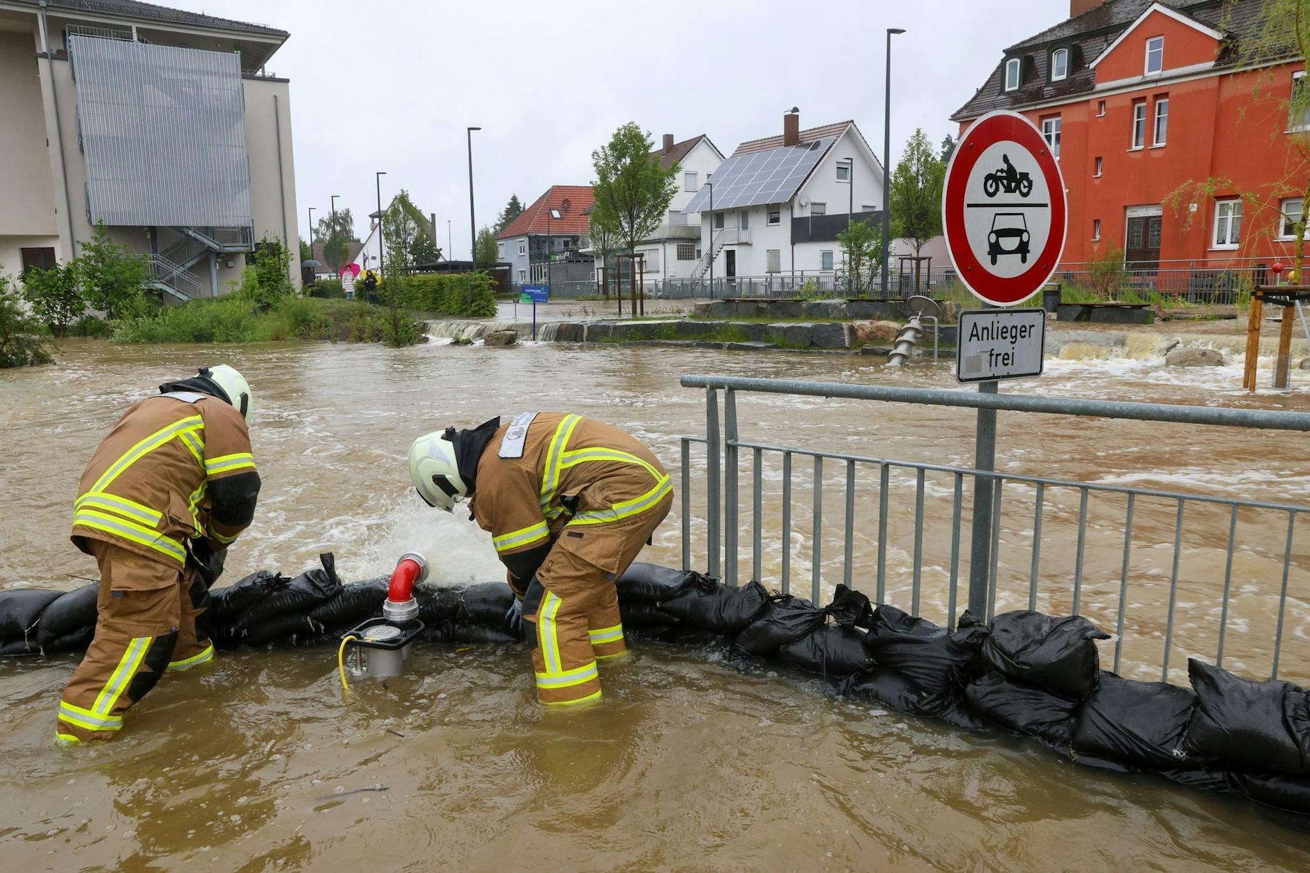 Im baden-württembergischen Ochsenhausen stapeln Einsatzkräfte der Feuerwehr Sandsäcke.