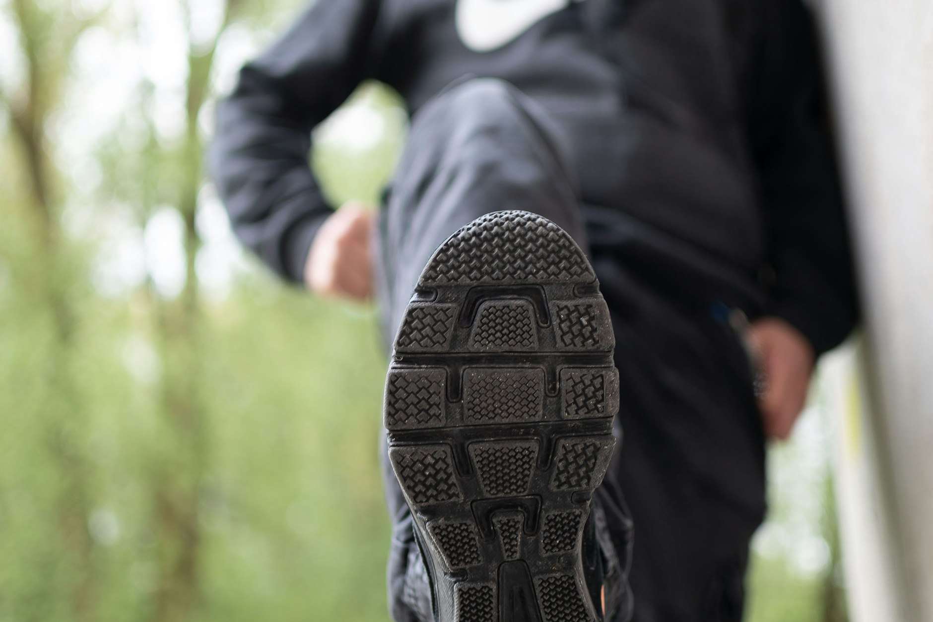 Die unbekannten Täter griffen die Opfer an und gingen jeweils äußerst brutal vor.