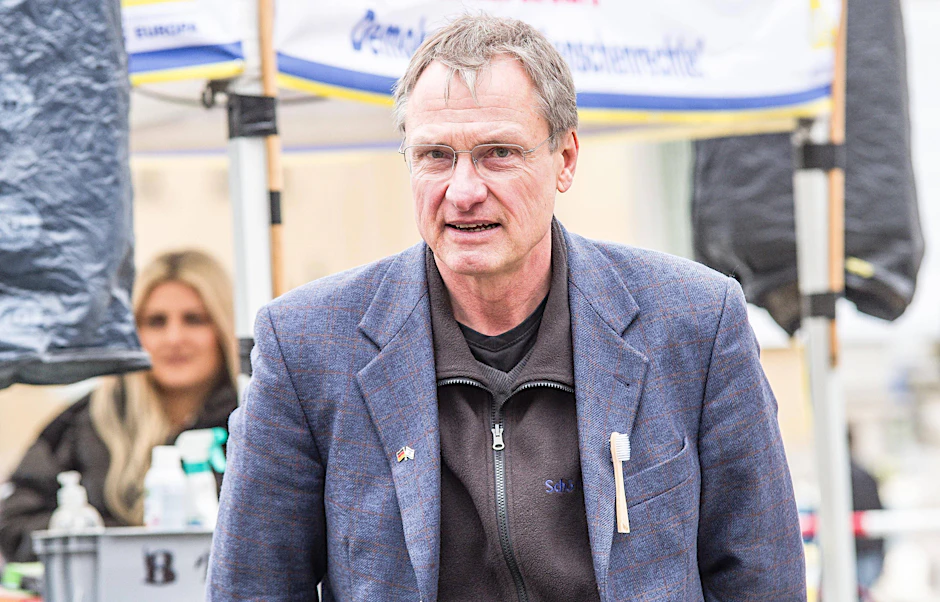 Michael Stürzenberger bei einem Auftritt im Jahr 2022. Er wurde am Freitag bei einem Messerangriff verletzt.