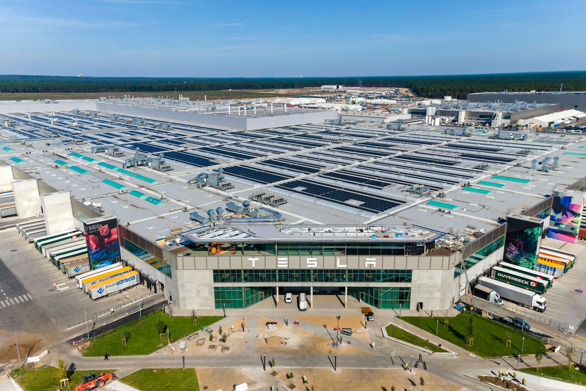 Tesla-Werk in Gründheide: Auch gut bezahlte Industriejobs im Berliner Speckgürtel dürften für steigende Durchschnittseinkommen im Osten sorgen.