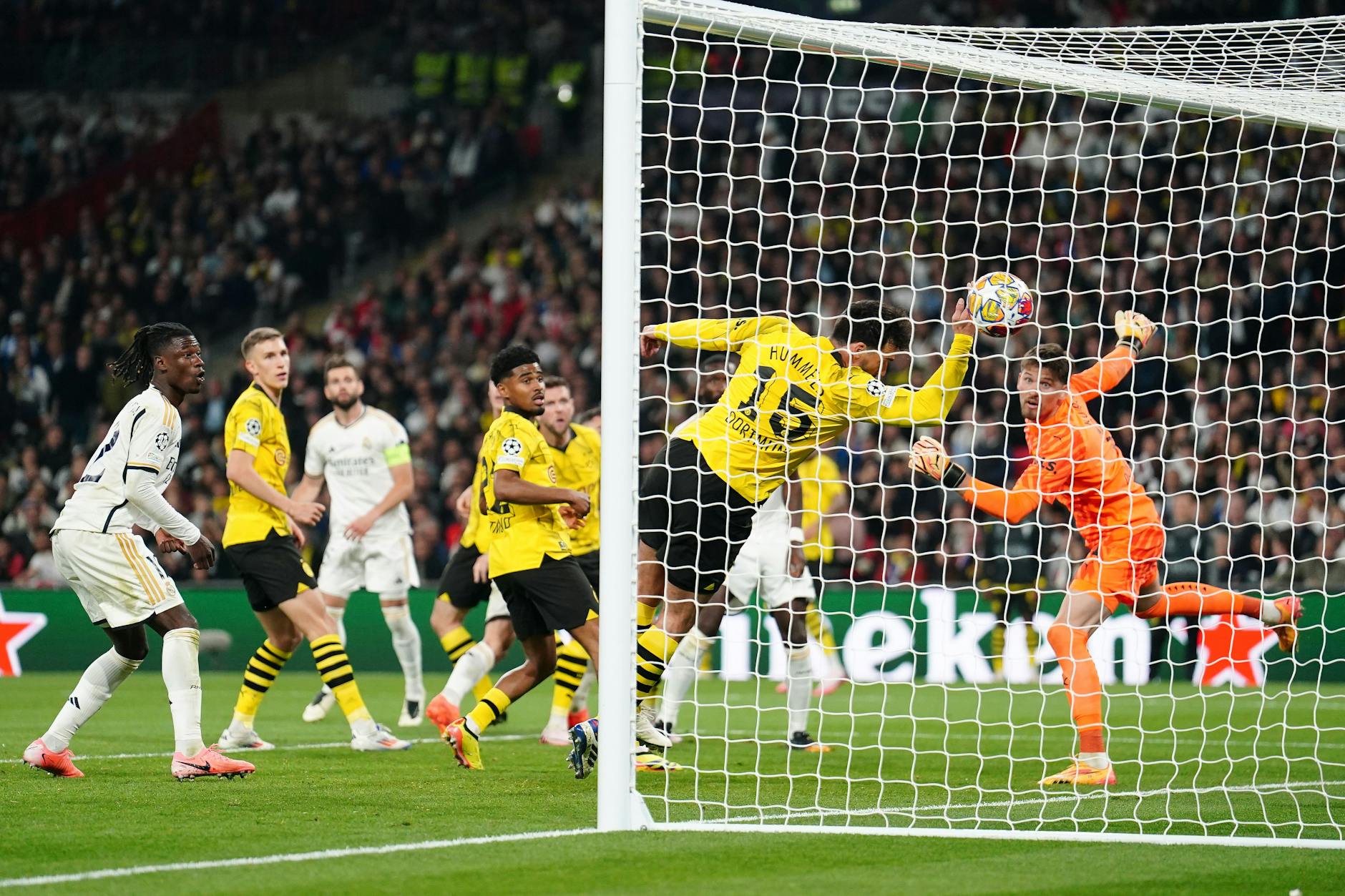 Dortmunds Torhüter Gregor Kobel (r) schaut dem Ball von Carvajal (nicht im Bild) hinterher, der zum 0:1 ins Tor geht. Hummels kann nicht retten.