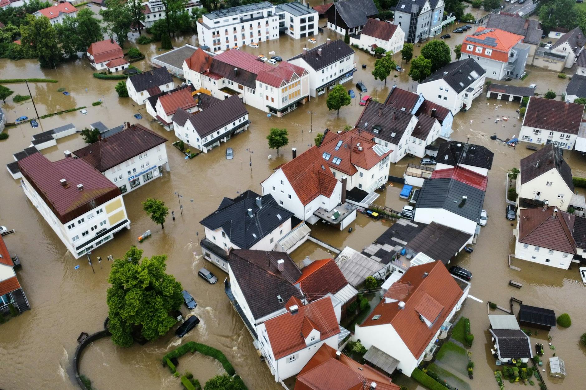 Bayern, Babenhausen: Viele Straßen sind überflutet. 