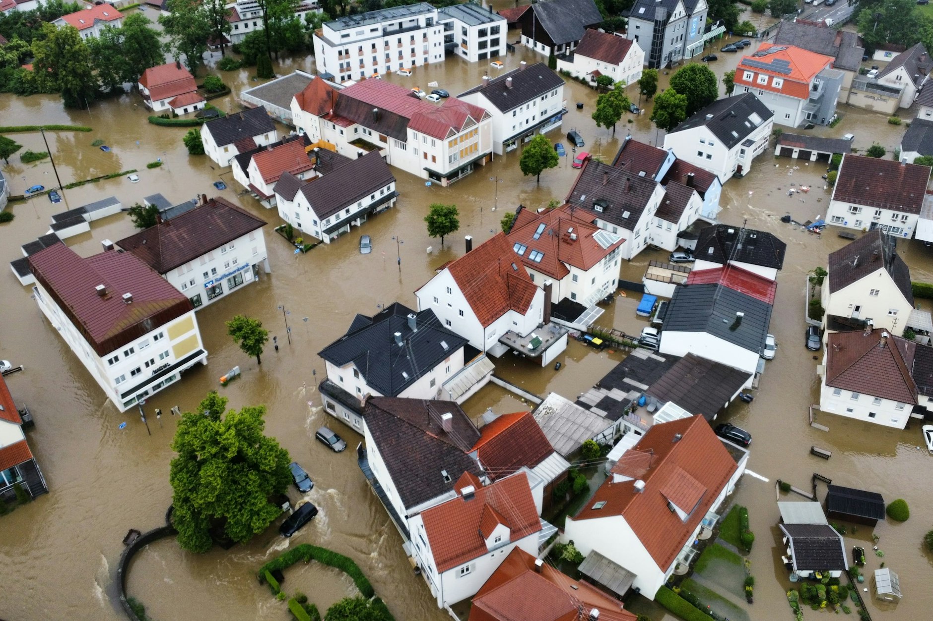 Bayern, Babenhausen: Viele Straßen sind überflutet.&nbsp;