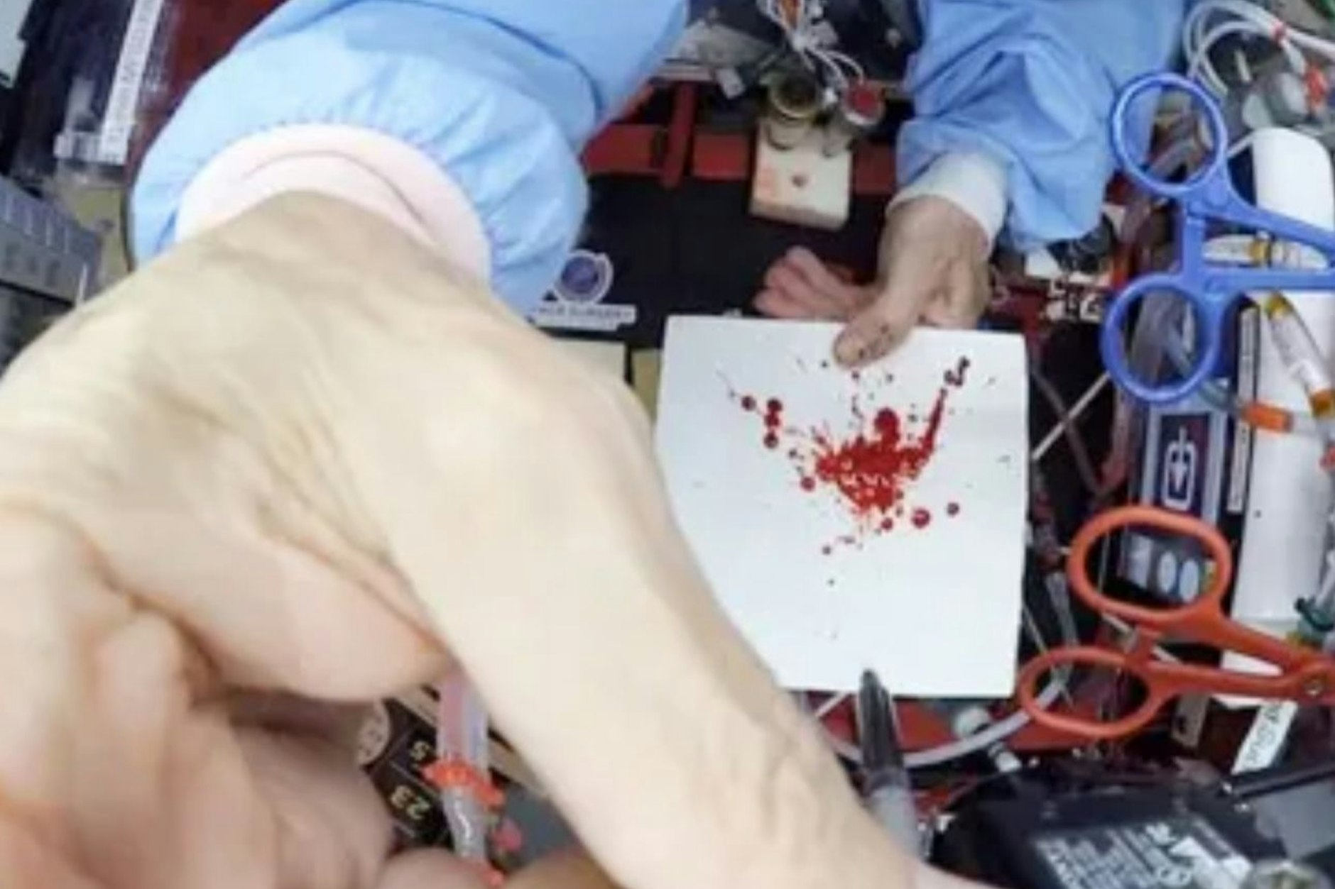 Zack Kowalskes Forschungsziel ist es, Muster von Blutspritzern nach diversen Formen von Gewaltverbrechen in Schwerelosigkeit zu erkennen.