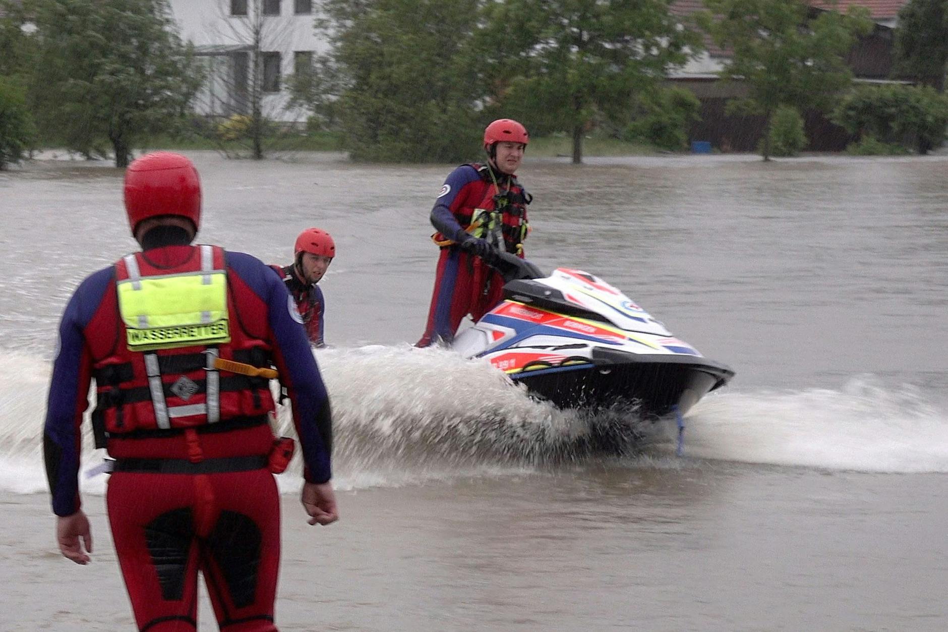 Die Wasserwacht erkundet im bayrischen Fischach mit Jetski die Lage. 