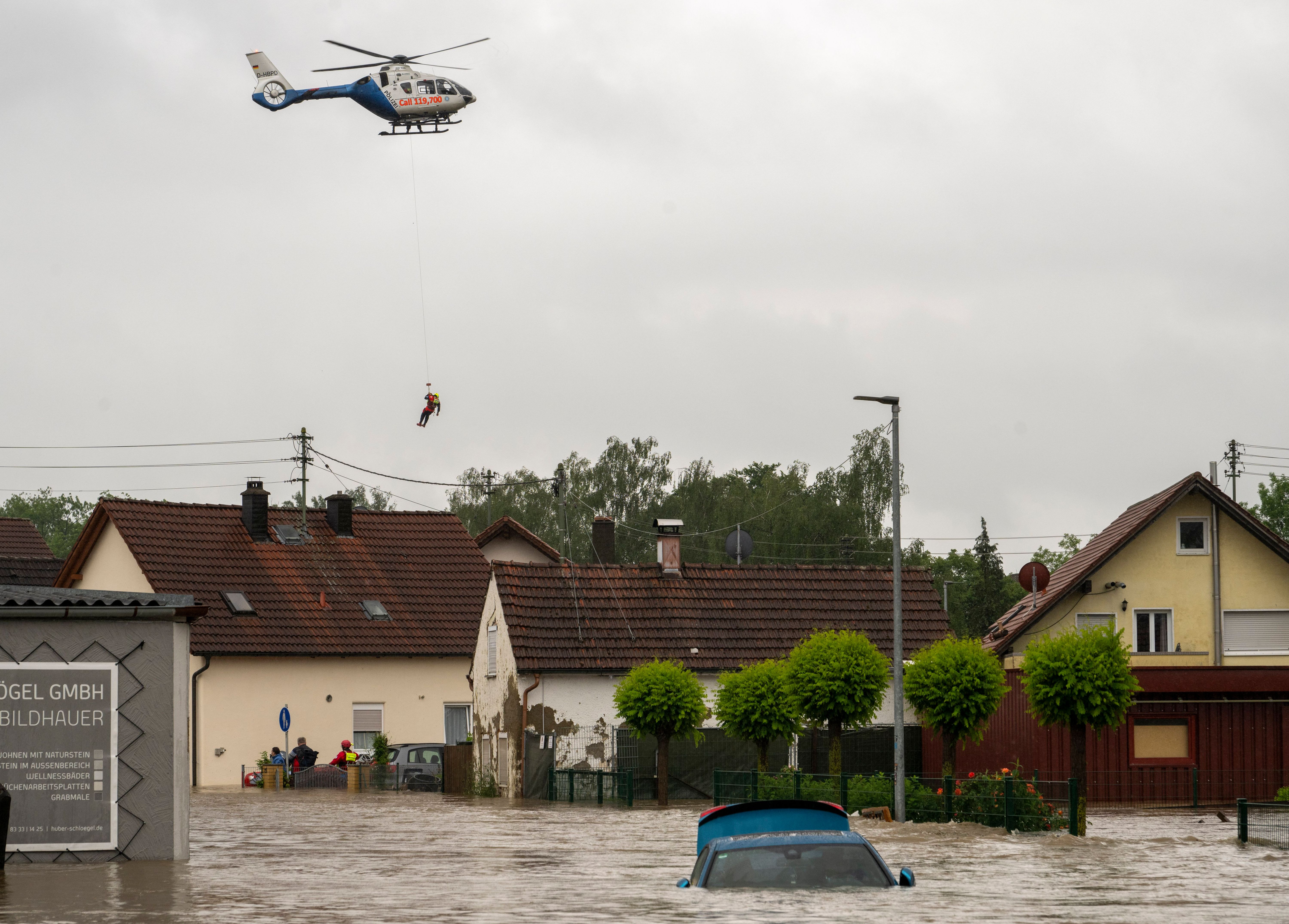 Image - Damm bricht bei Augsburg +++ Autobahn gesperrt +++ Anwohner evakuiert